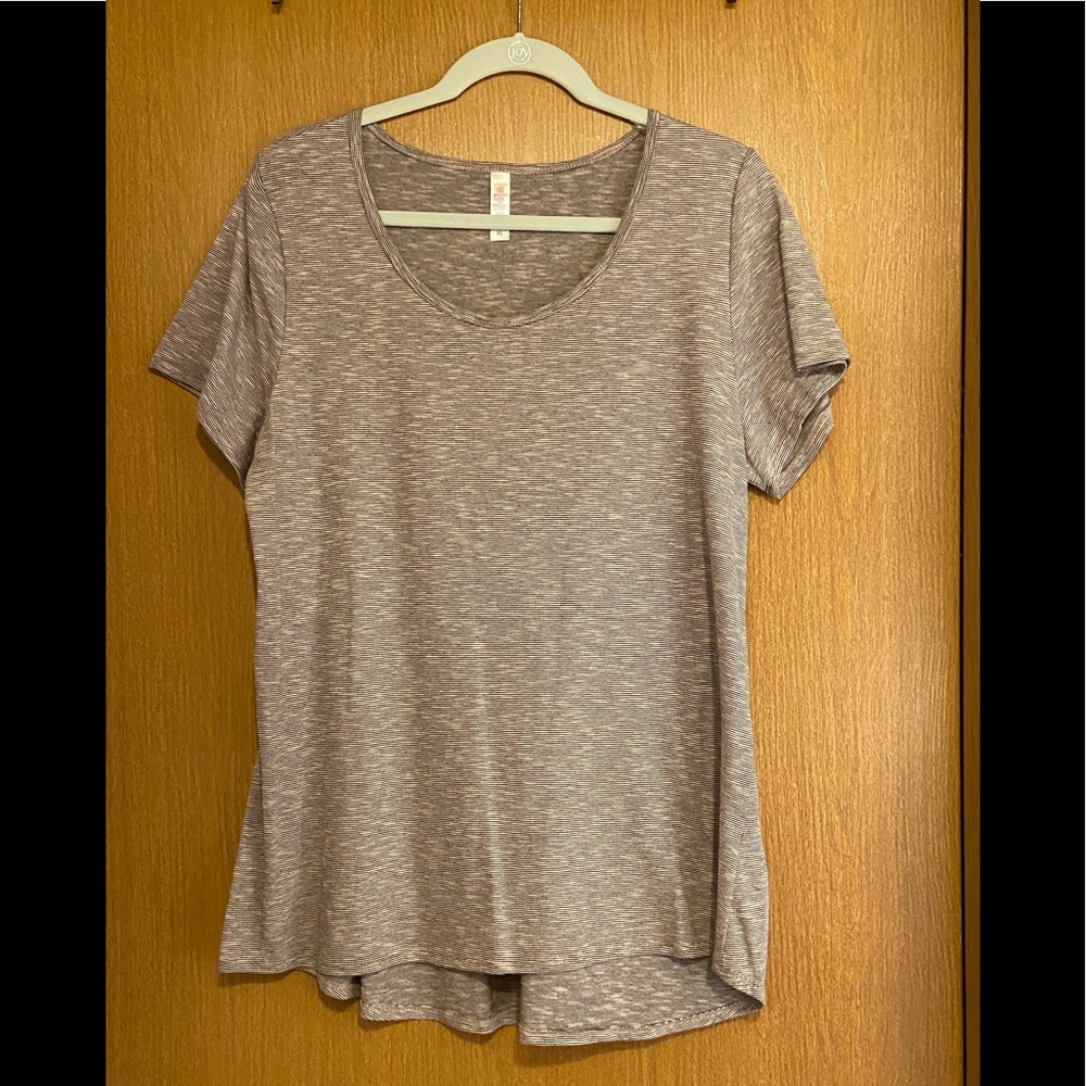 NWOT Lularoe Classic Tee